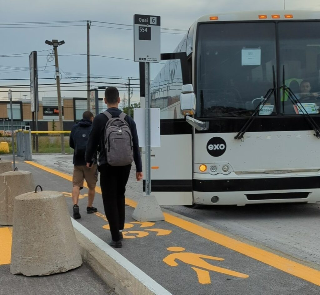 Manque de place : des étudiants se cognent le nez sur les portes d’autobus