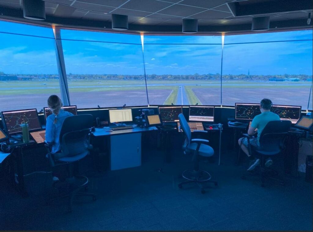 Aéroport métropolitain de Montréal : visite de la tour de contrôle qui célèbre ses 85 ans !