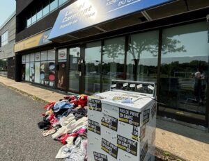 Une laveuse devant le bureau de Lionel Carmant