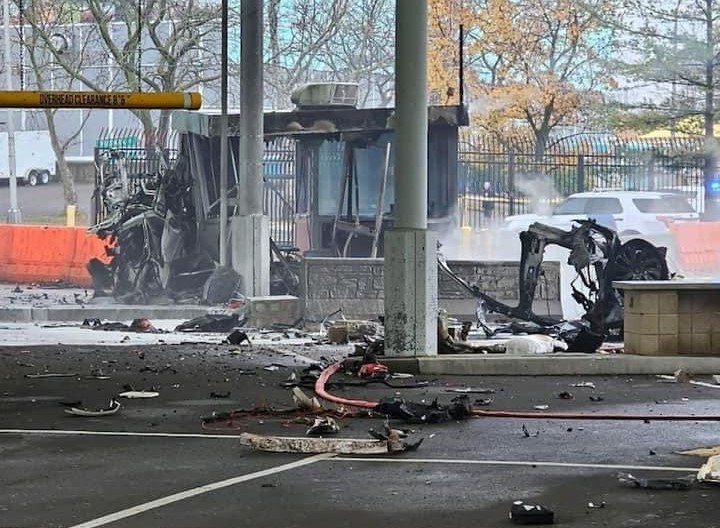 C’est une Bentley qui a fait un vol plané à la frontière canado-américaine