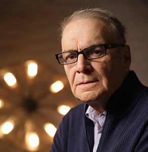 Claude Poirier célèbre ses 63 ans de chroniqueur chevronné