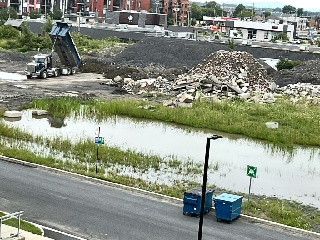 Remplissage illégal : les propriétaires d’un terrain à Longueuil doivent tout ramasser