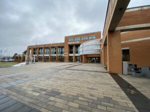 Brossard : hôtel de ville en blanc pour les 35 ans de la tuerie de Polytechnique