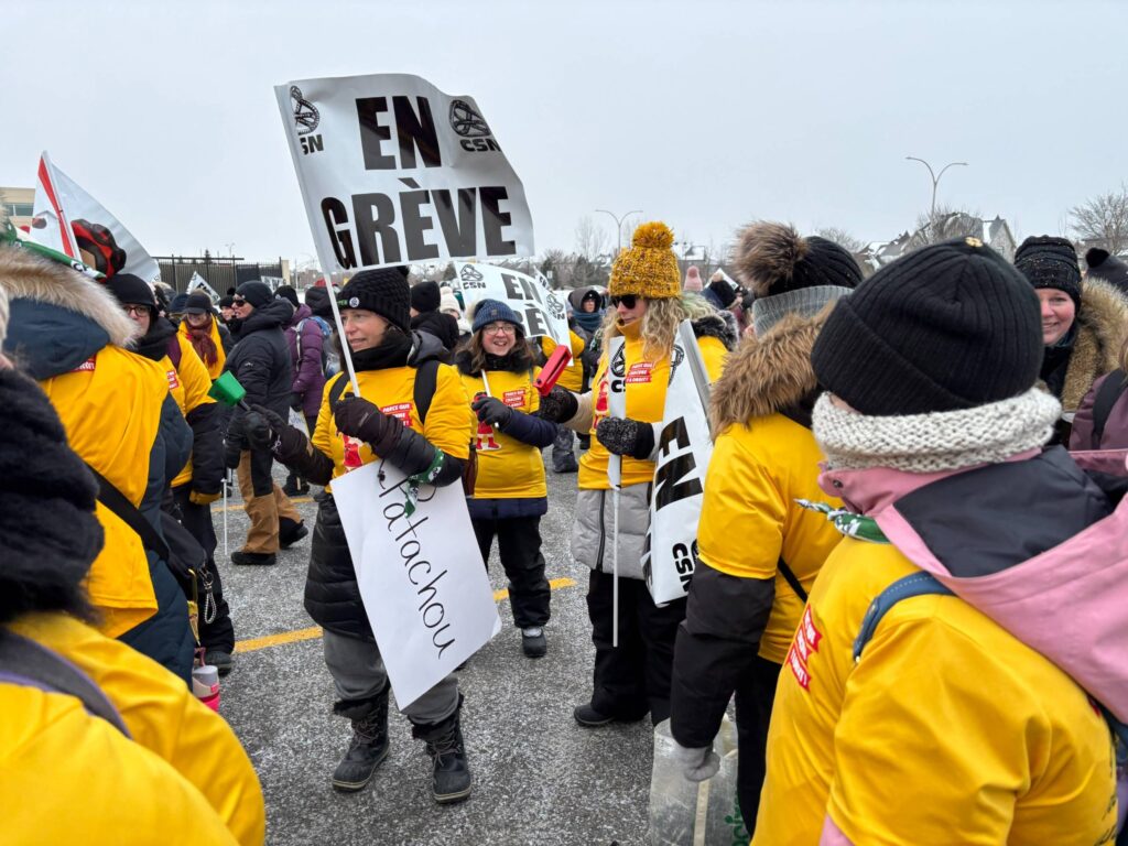 CPE de la Montérégie : un millier de travailleuses en grève réunies à Brossard