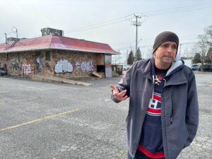 Immeuble de quatre étages : un voisin de l’ancien Dic Ann’s furieux contre la Ville