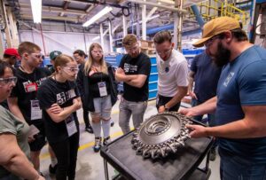 Persévérance : des jeunes visitent Pratt & Whitney Canada