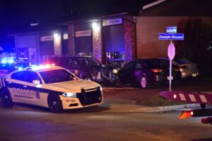 Facultés affaiblies : il endommage un lampadaire et deux autos de police