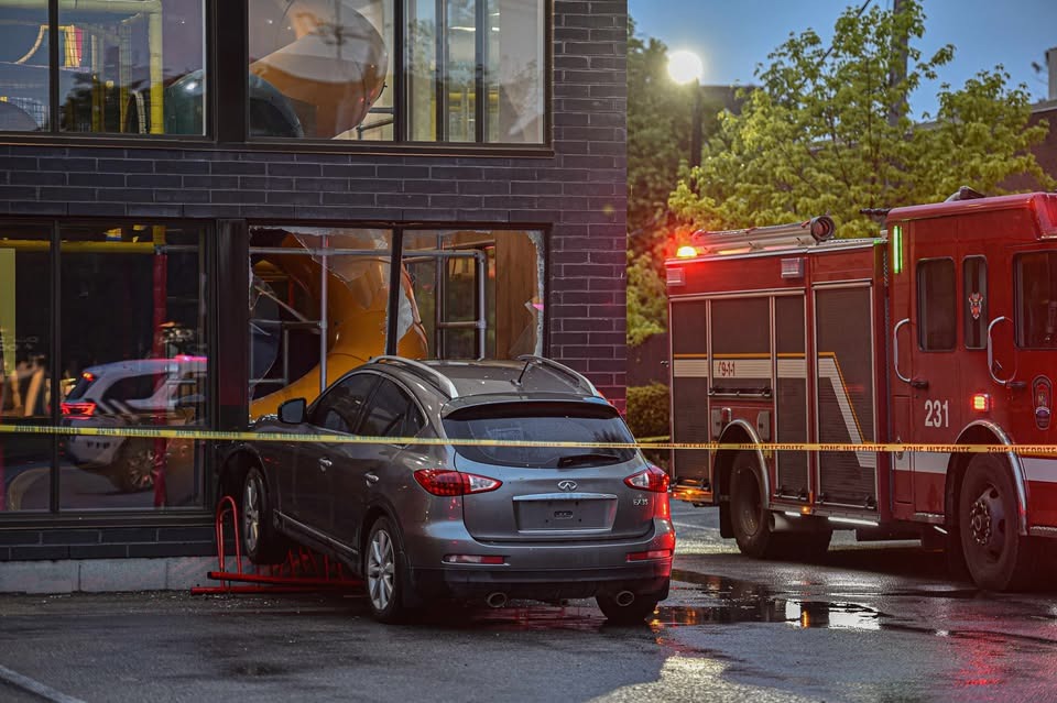 En images : une voiture défigure un McDo à Longueuil