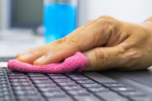 Quelles sont les bonnes pratiques pour le nettoyage des équipements bureautiques ?