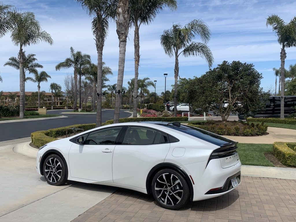 Les hybrides remplacent les VÉS sur le devant de la scène de l’industrie automobile