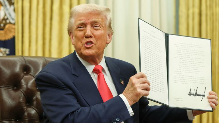 Trump laisse planer la menace d’augmenter les droits de douane sur les autos importées