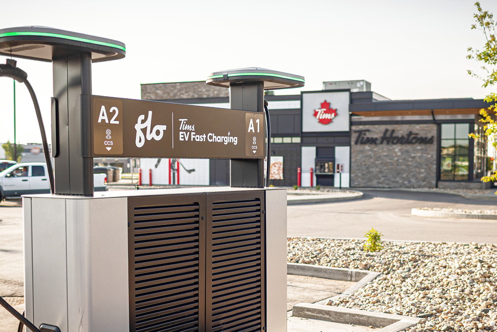 Flo va équiper 100 restaurants de Tim Hortons de bornes de recharge rapide