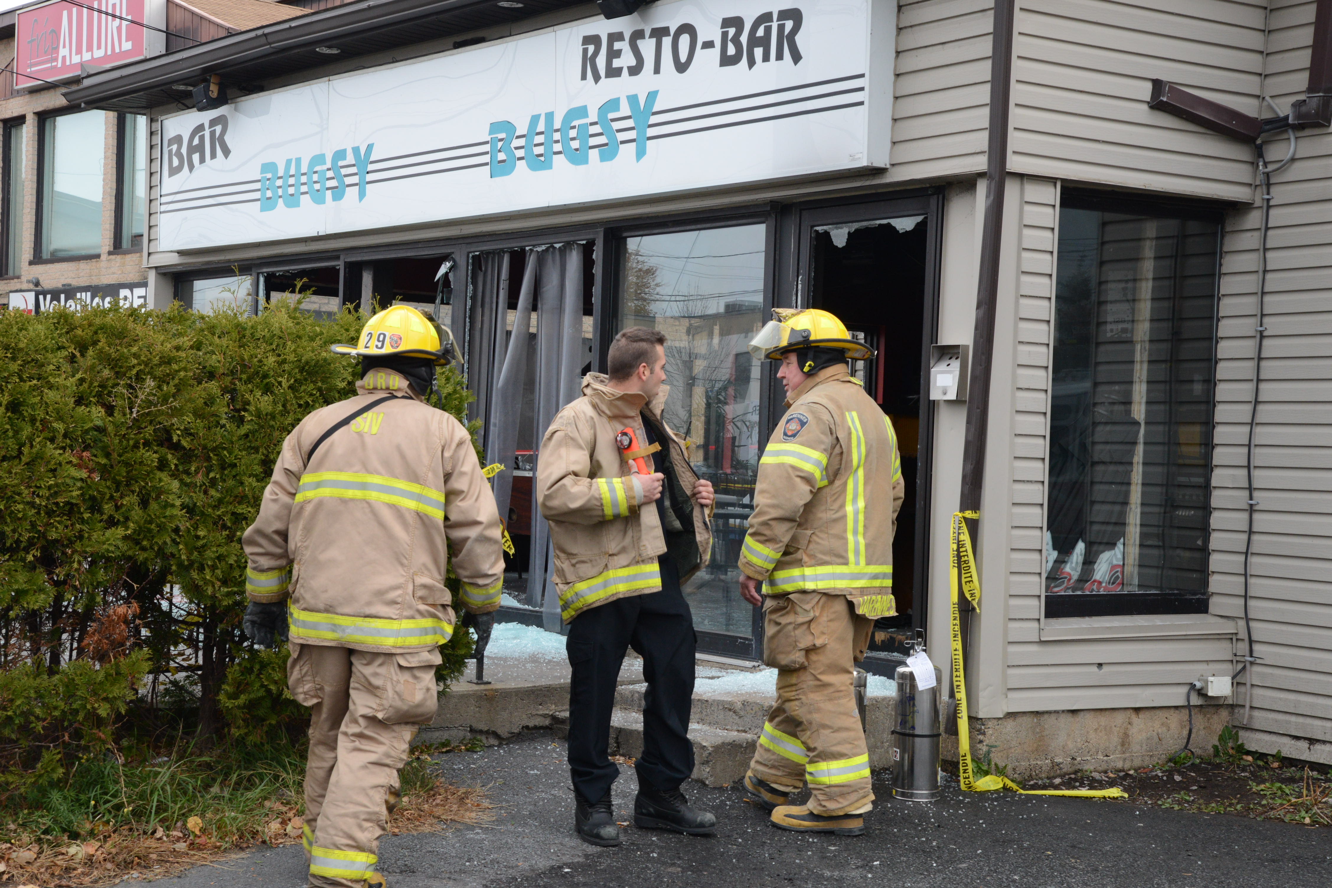 Lendemain de manifestations, incendie criminel et Plume en spectacle
