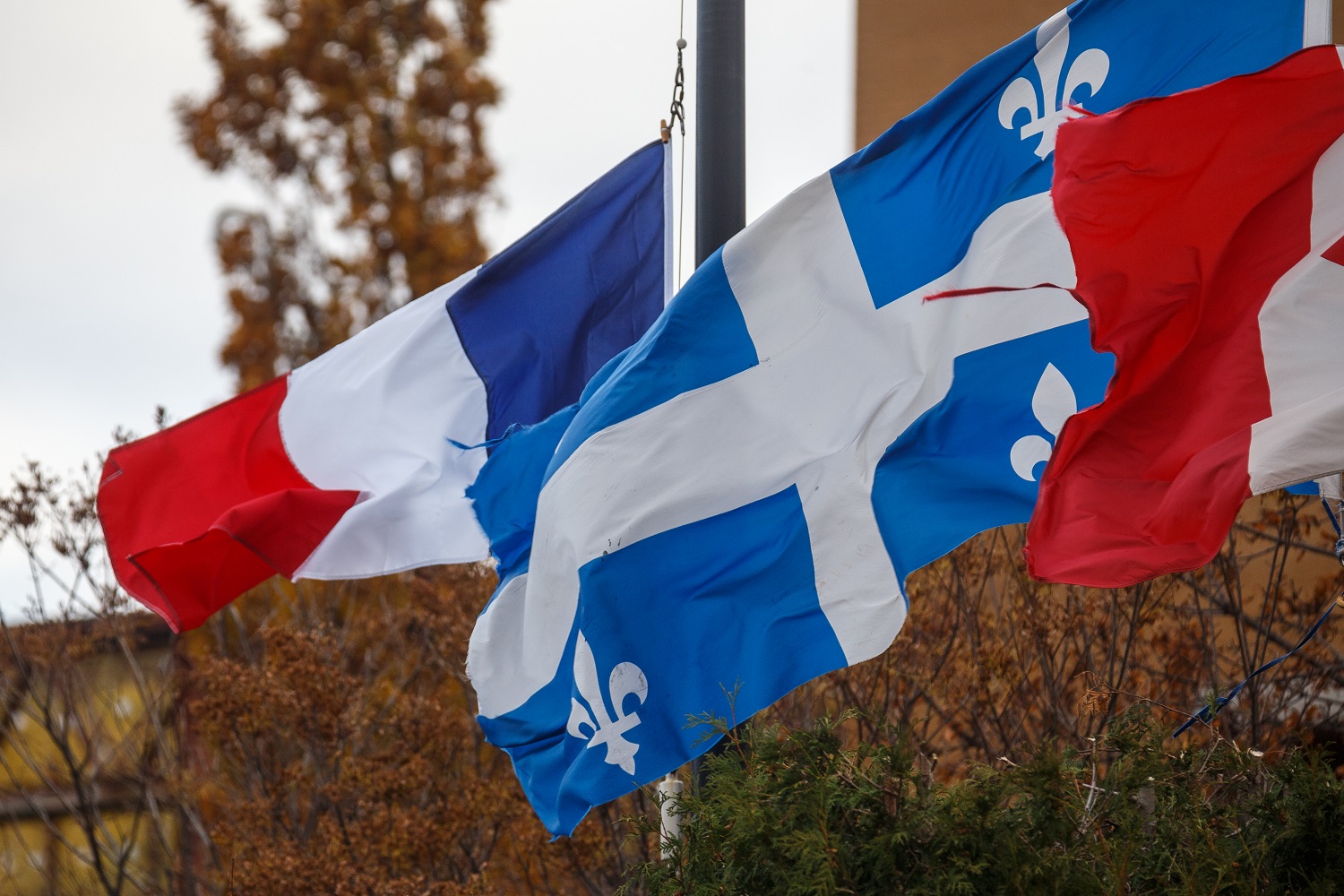 Attentats de Paris : drapeaux en berne à Longueuil et Brossard