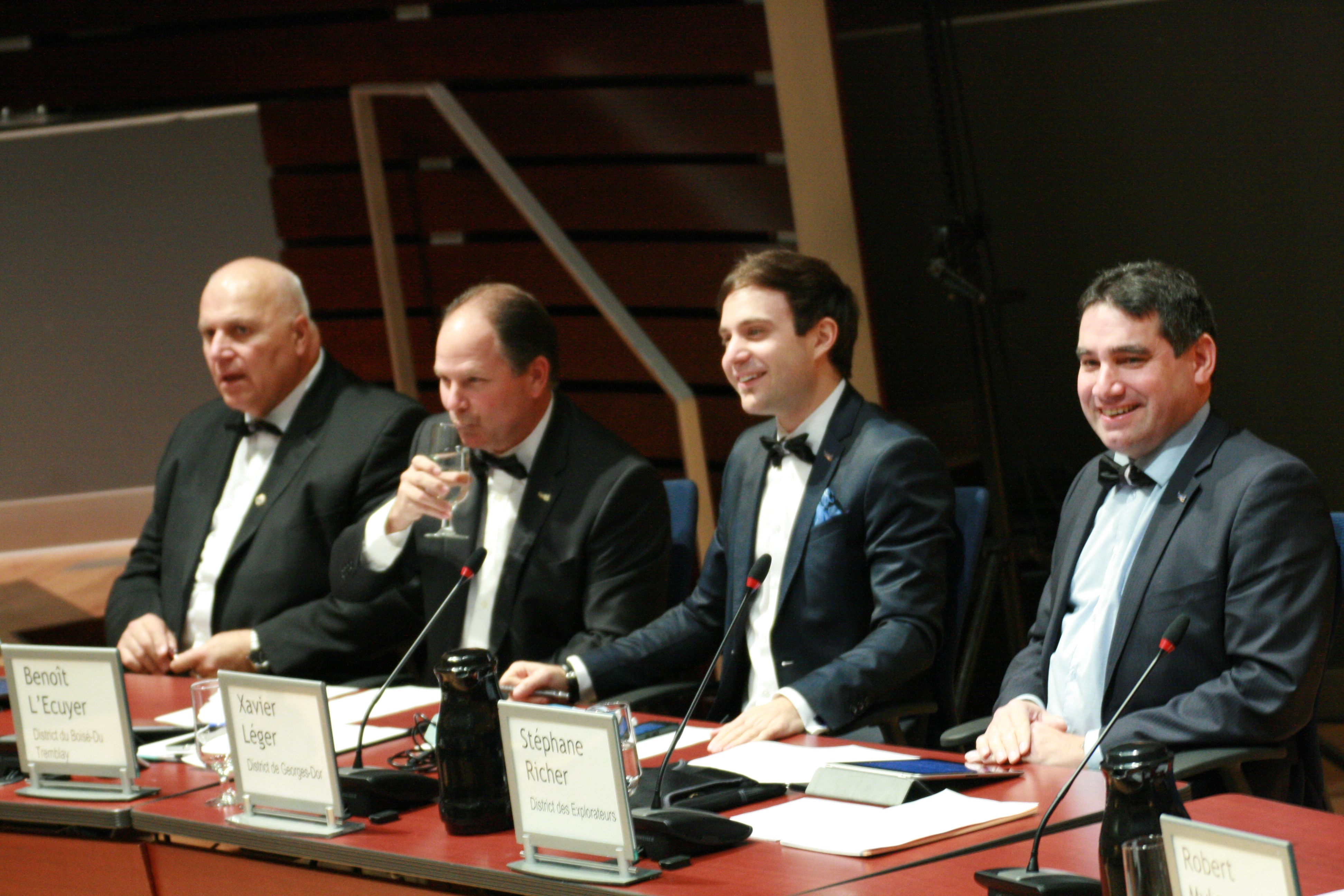 Les élus arborent le nœud papillon pour Noeudvembre