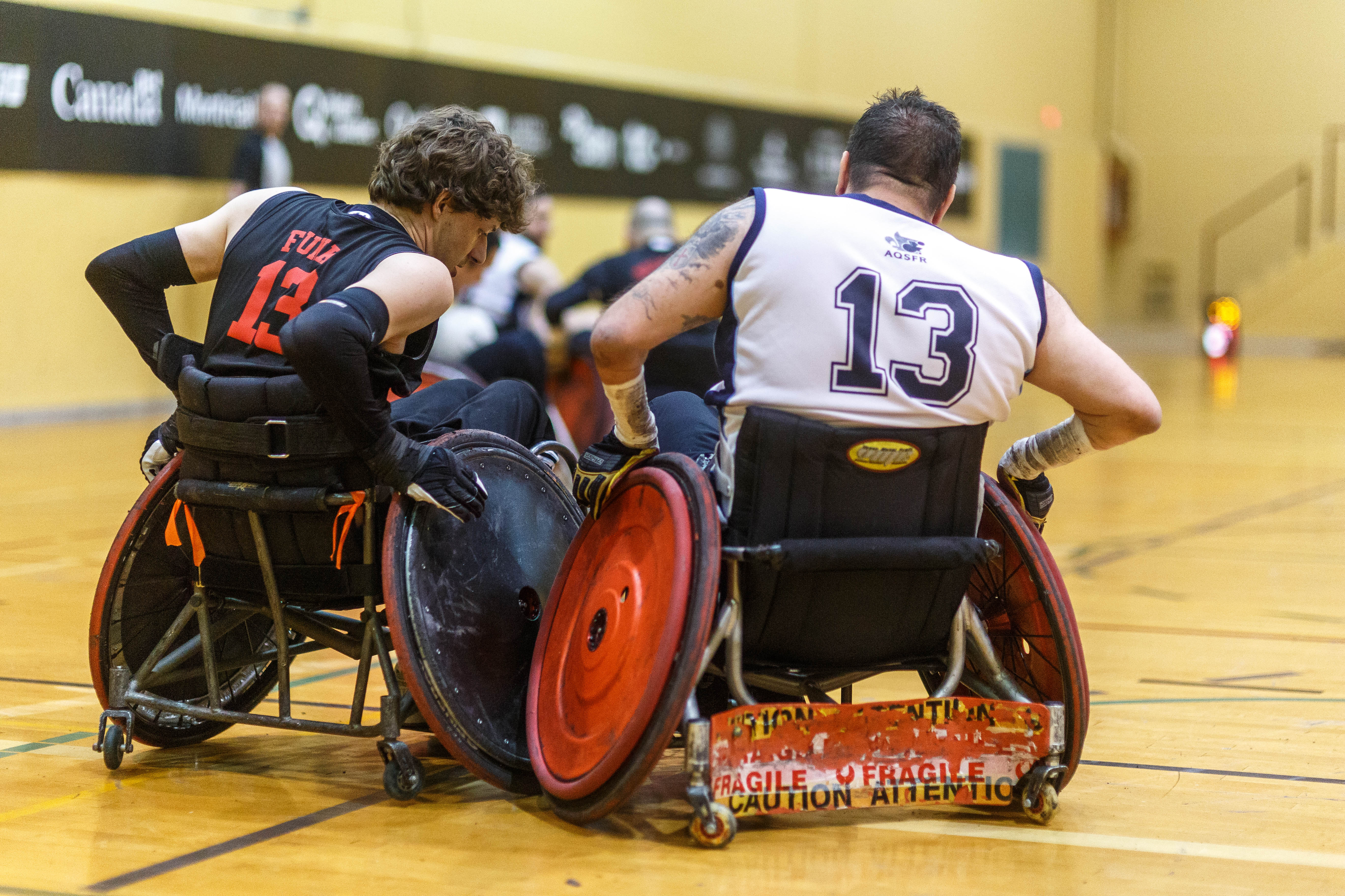 Rugby et basketball en fauteuil roulant en mettent plein la vue