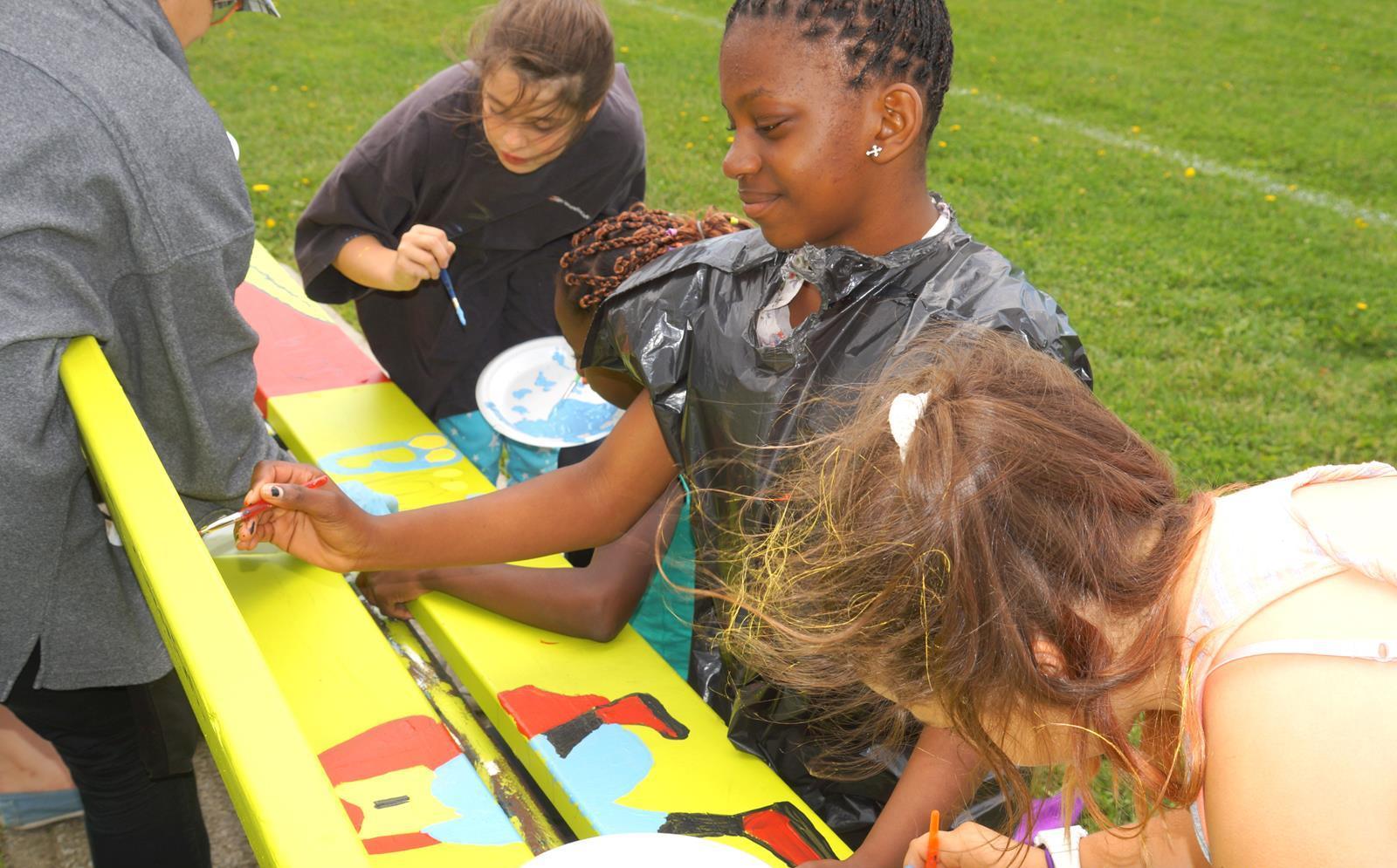 Des enfants, des livres et des bancs