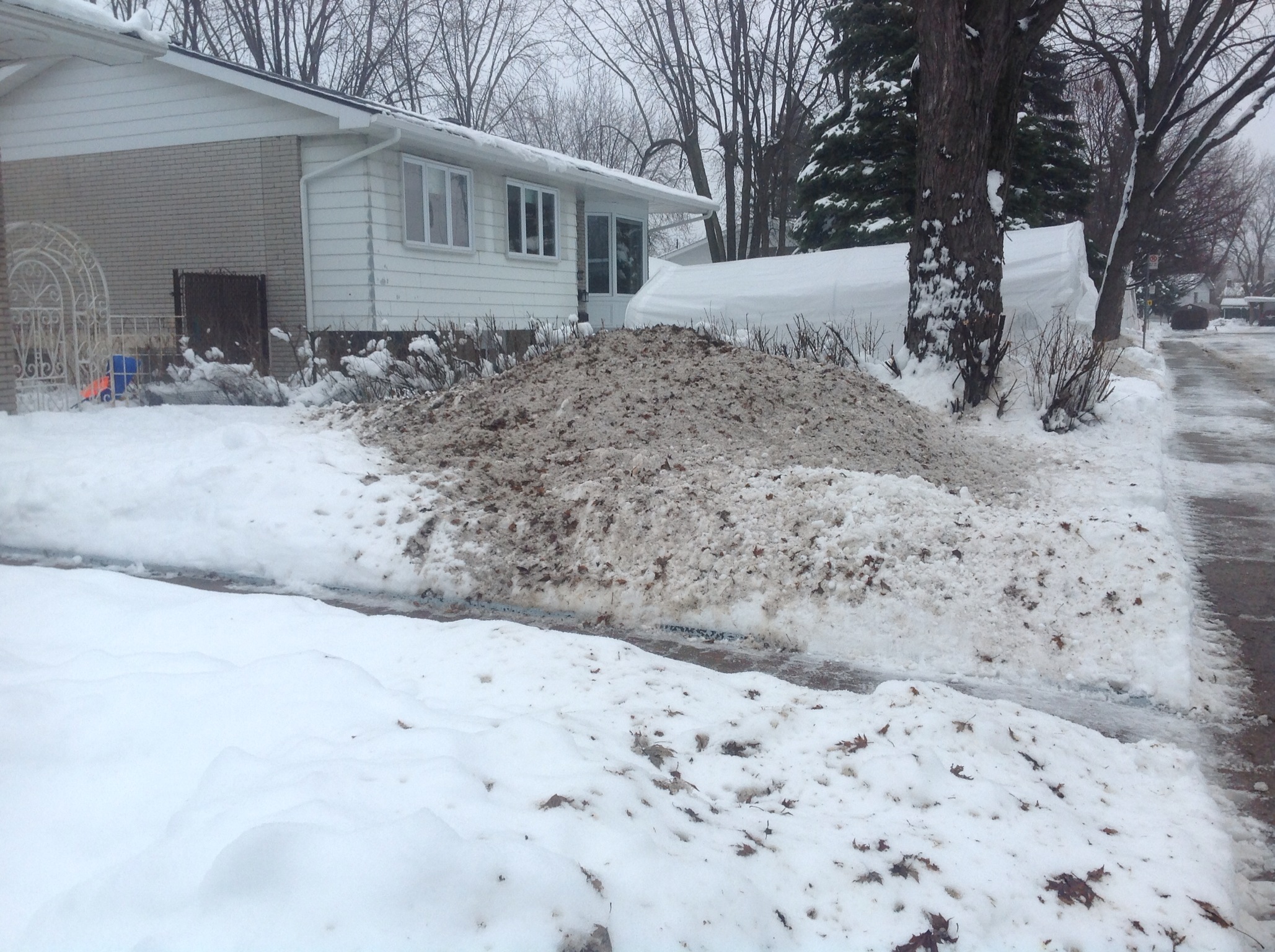 Neige soufflée sur les terrains: Un citoyen envoie une mise en demeure à la Ville
