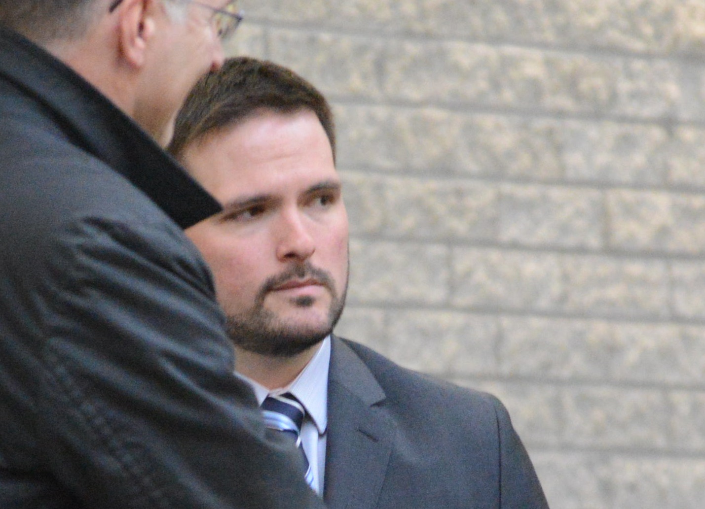 Accusé d&rsquo;usage négligent de son arme, un policier réclame l&rsquo;arrêt des procédures