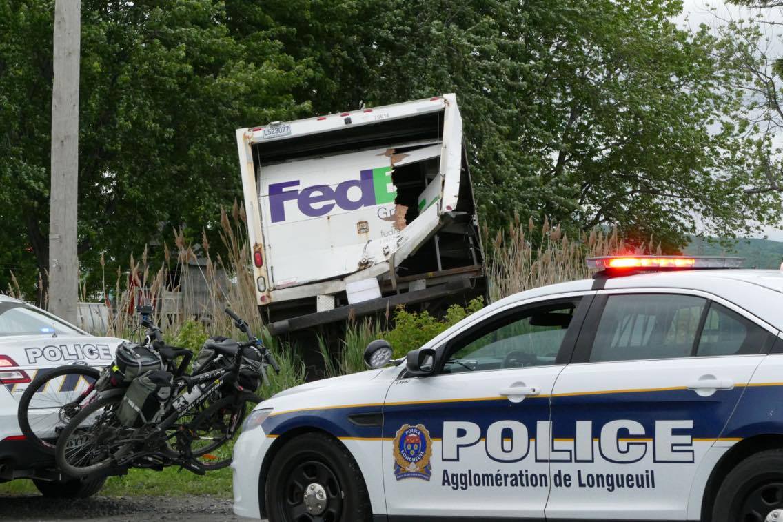 Poursuite policière pour un camion FedEx volé