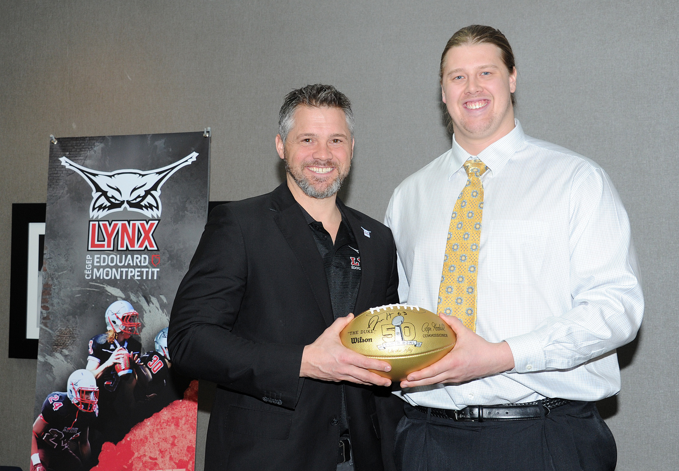 David Foucault remet le ballon d’or aux Lynx du cégep Édouard-Montpetit