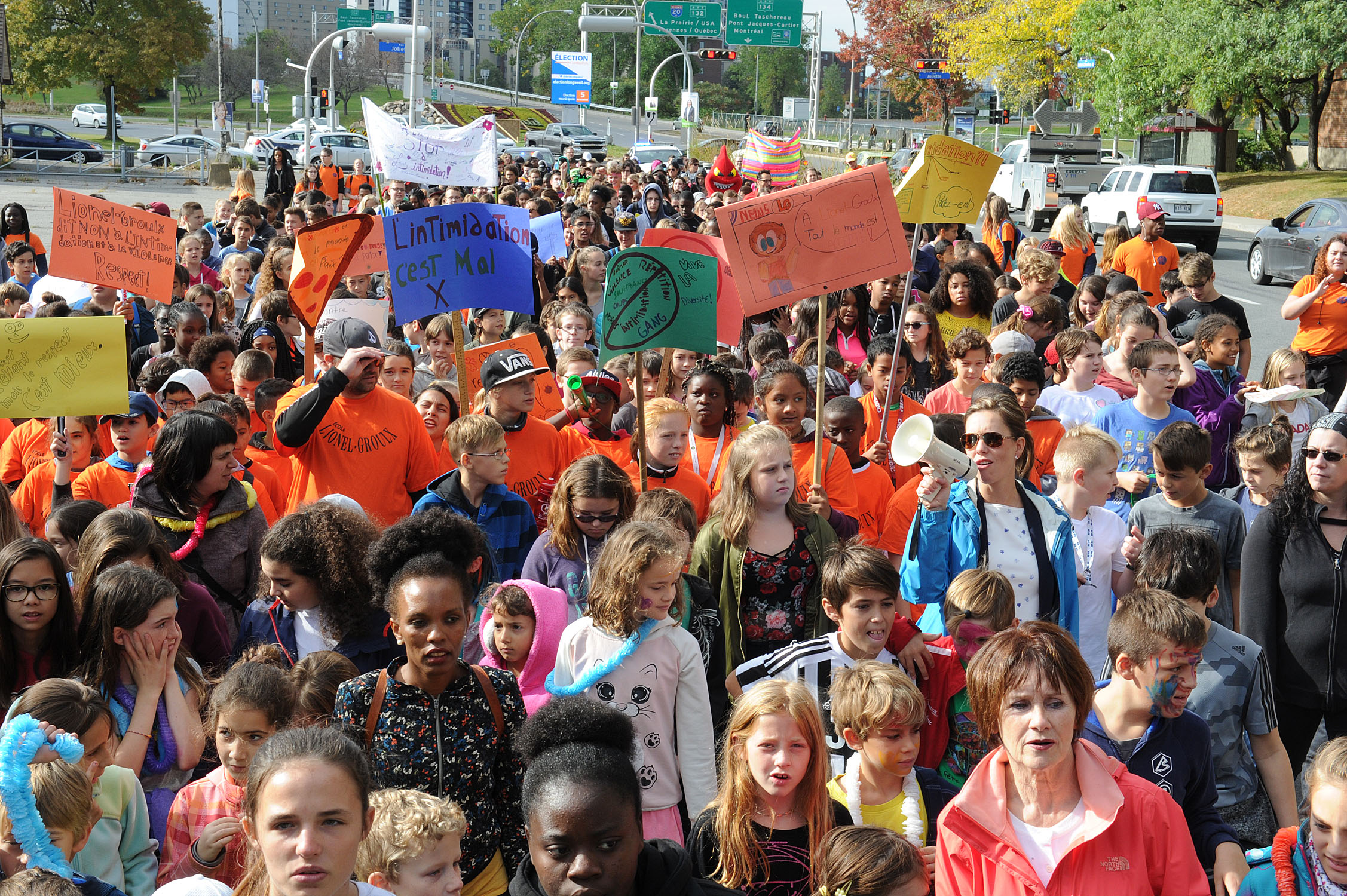 Une marche toutes couleurs contre l’intolérance à Longueuil