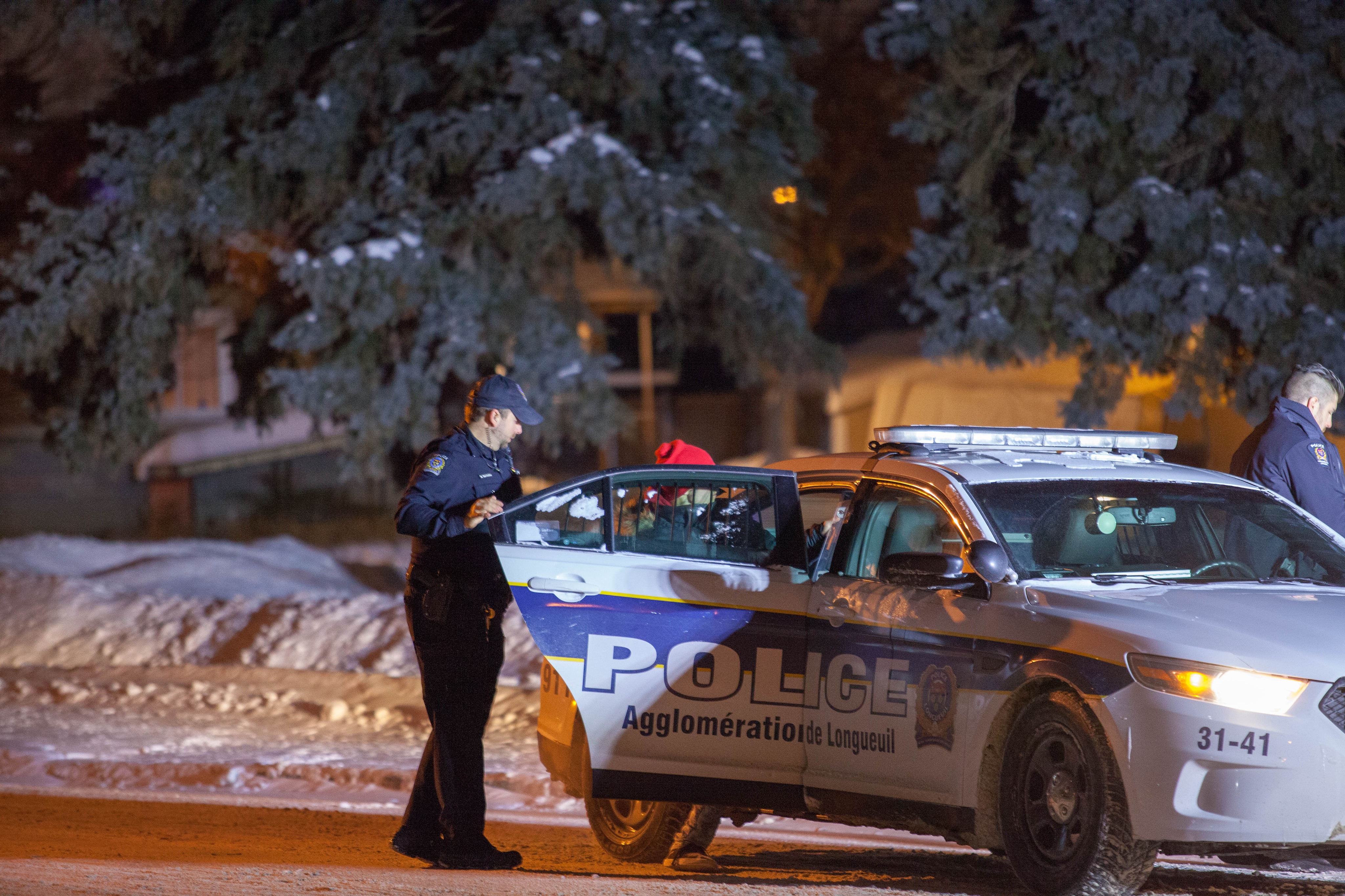 Ils sautent sur des voitures et se font arrêter par la police