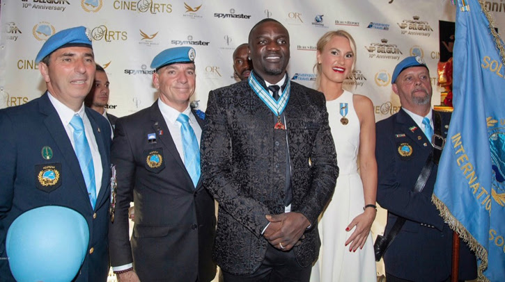 Le chanteur Akon et la médaillée olympique Marlene Harnois décorés par les casques bleus de l’ONU