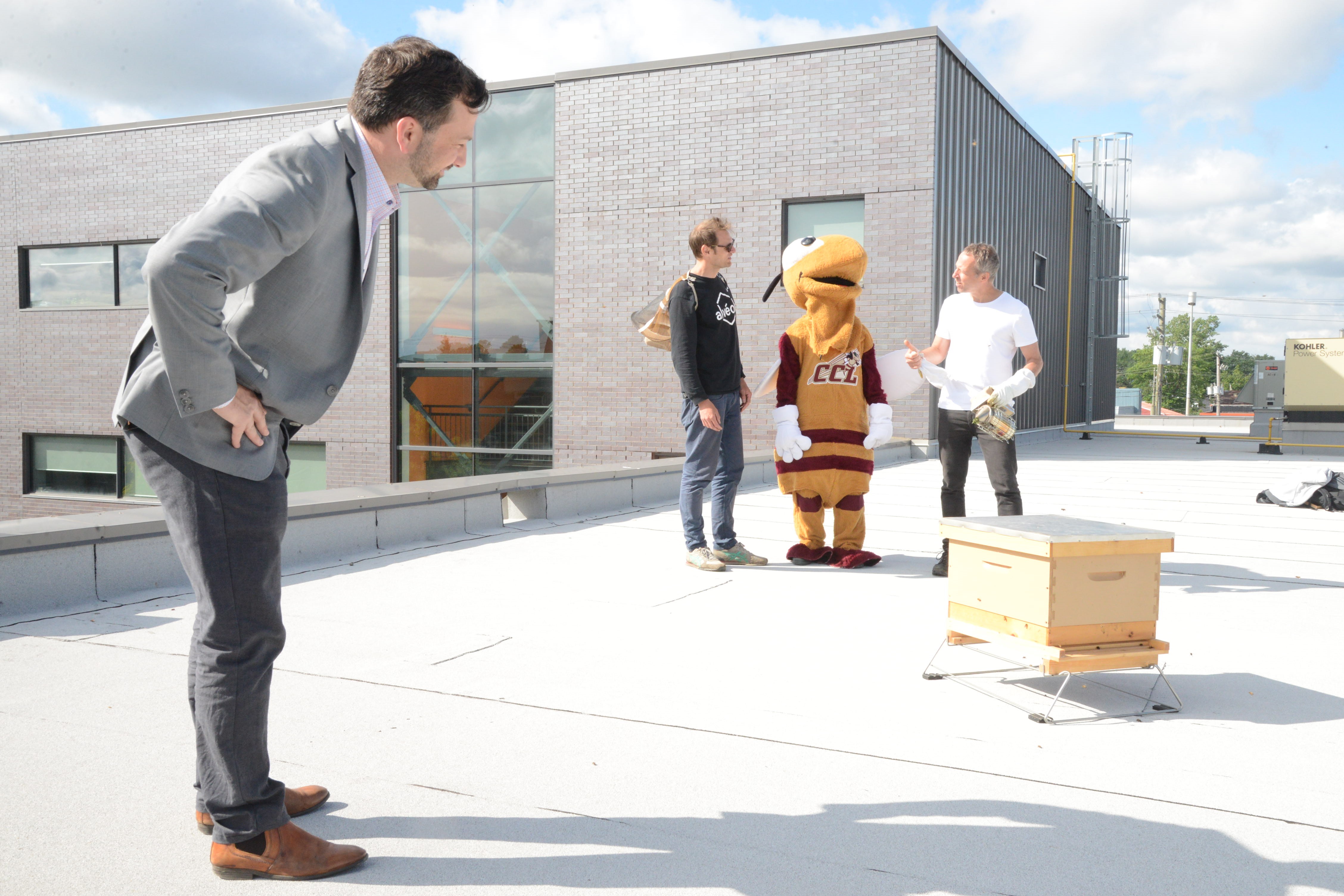 De l’apiculture urbaine sur le toit du collège Charles-Lemoyne