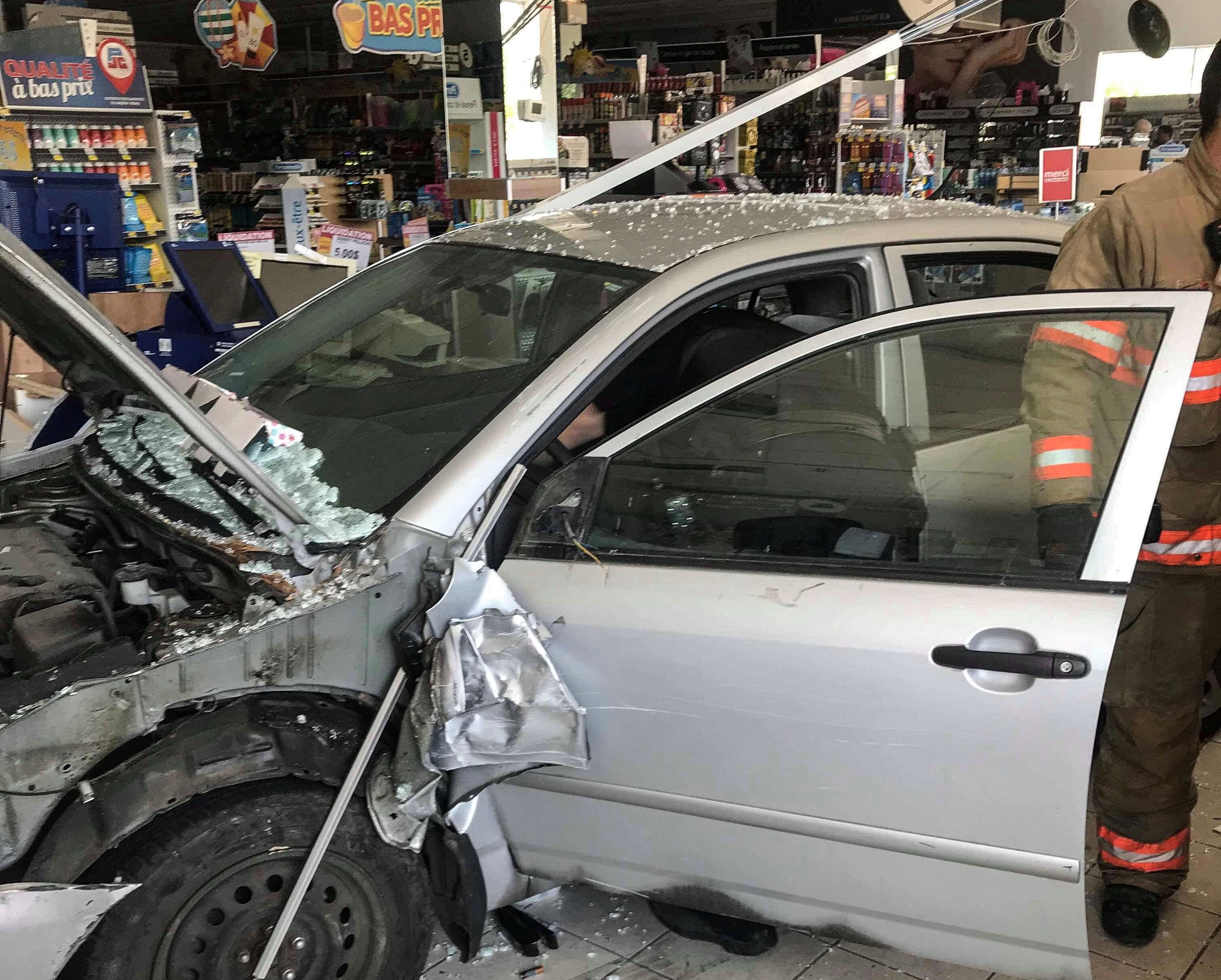 Un véhicule fonce dans un commerce sur le chemin de Chambly