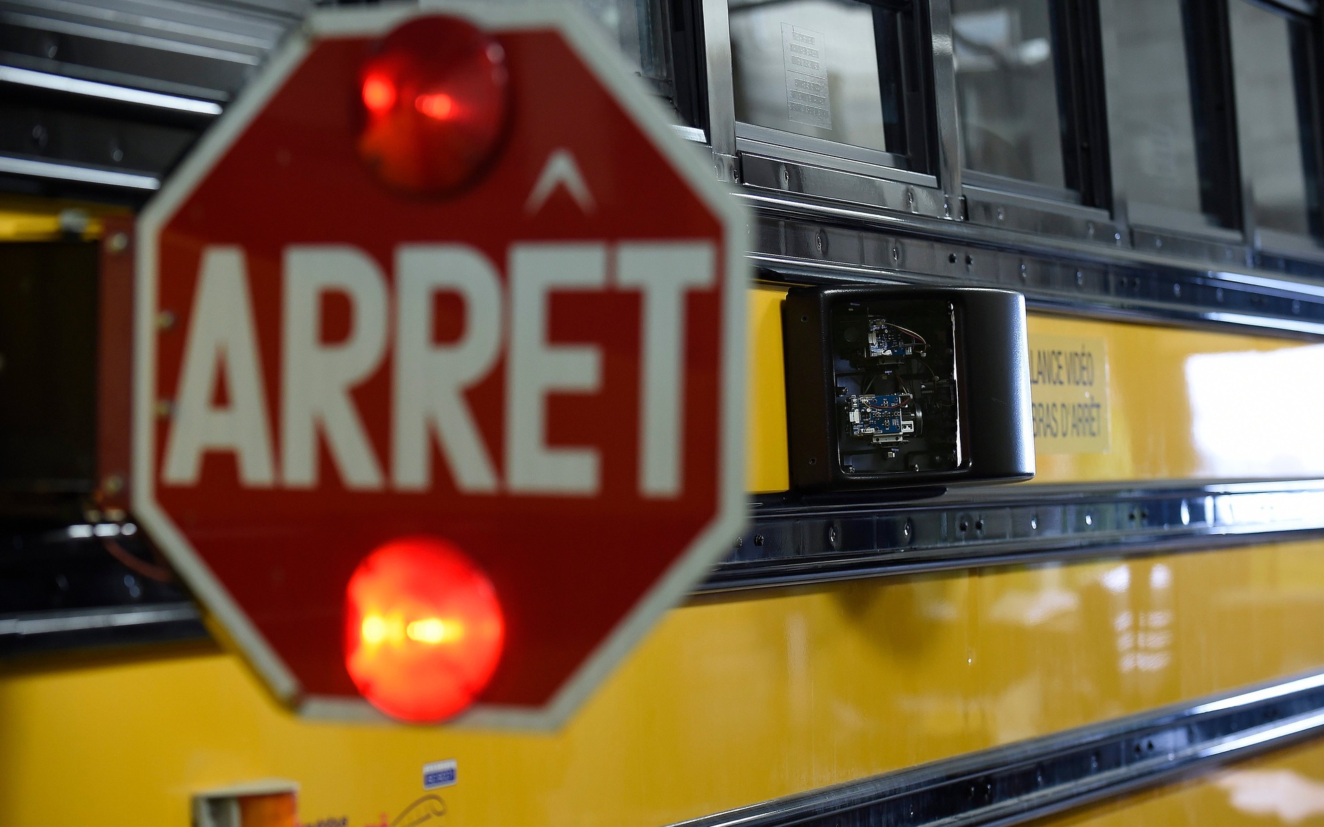 Les automobilistes ne respectent pas l’arrêt obligatoire près d’un autobus scolaire