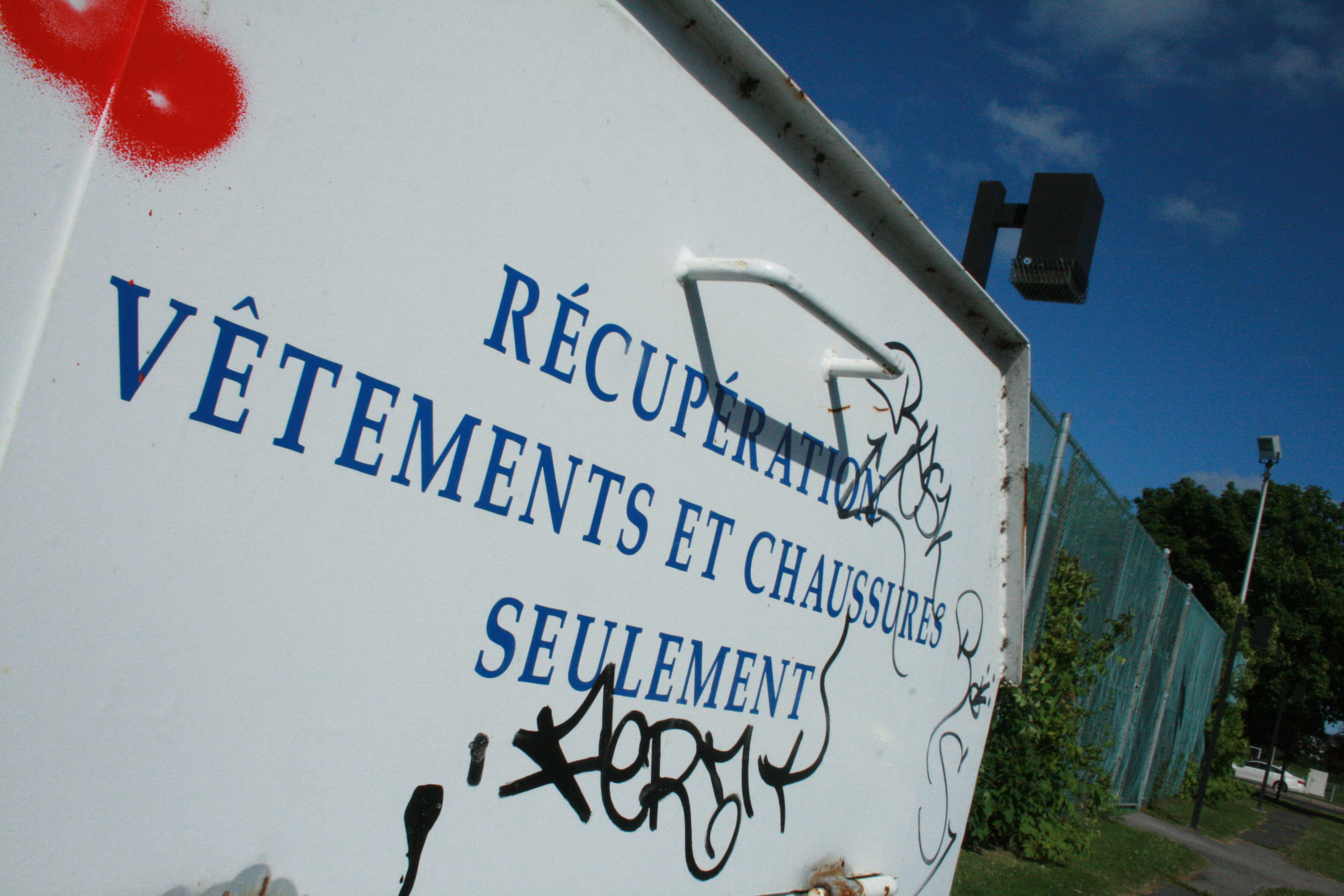 L’art urbain pourrait être permis sur les contenants de textiles à Longueuil