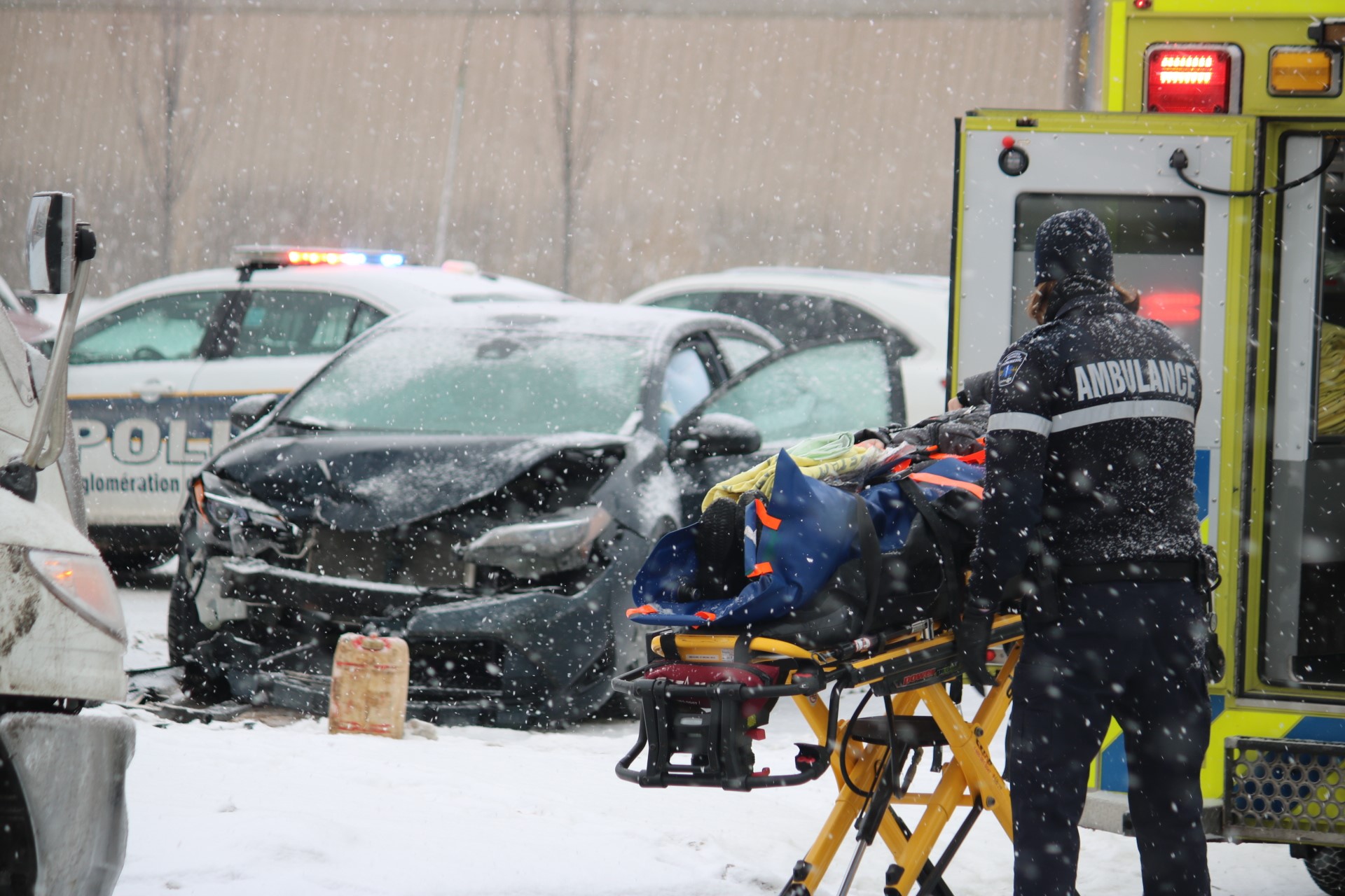 La chaussée glissante cause une collision sur King-George