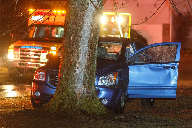Une automobiliste termine sa course dans un arbre