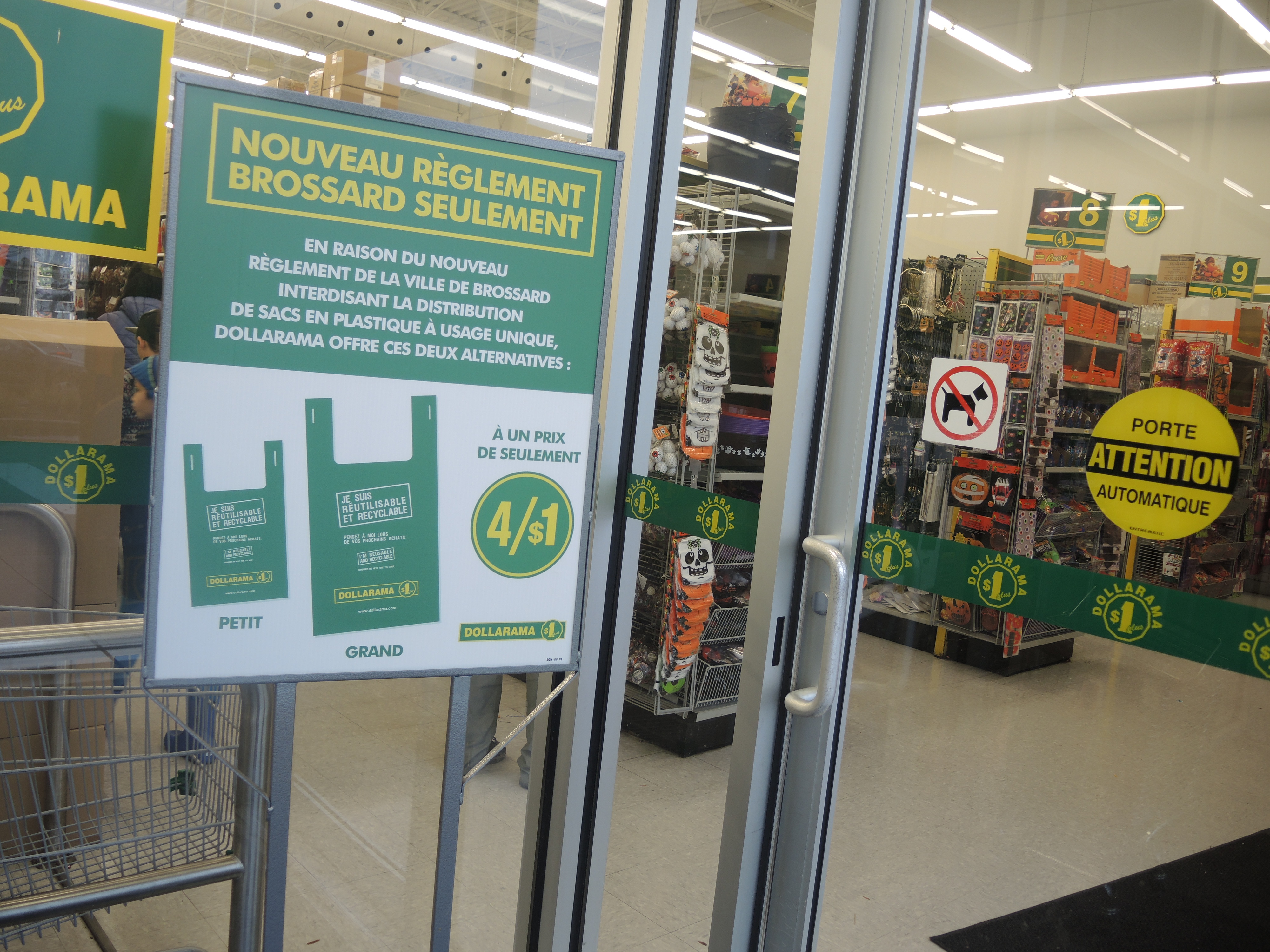 Interdiction des sacs en plastique à Brossard: les commerçants du Quartier DIX30 s’adaptent