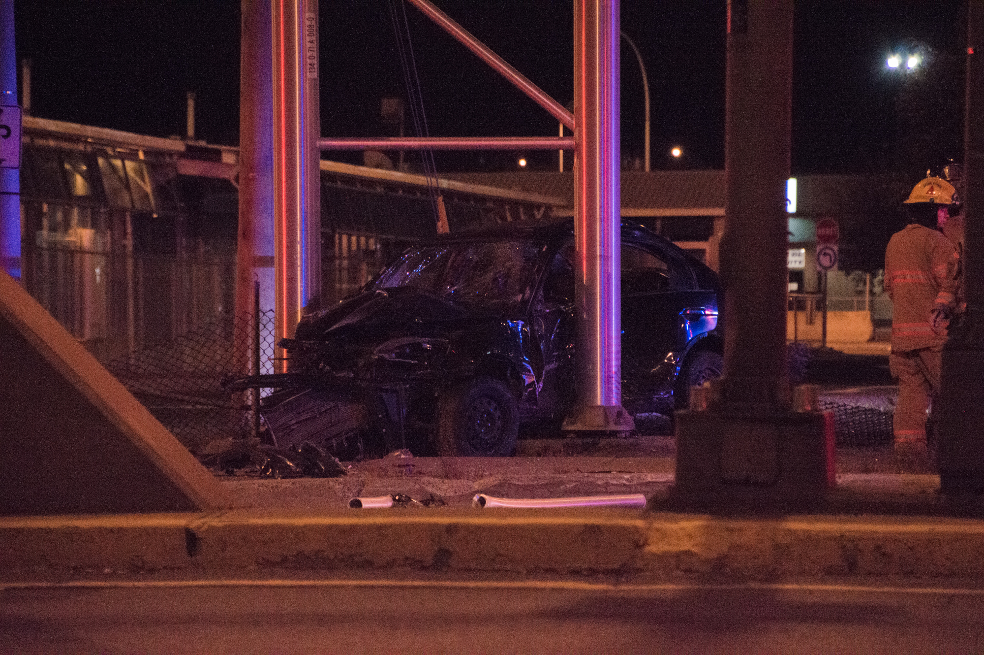 Un automobiliste traverse une clôture près du terminus Panama