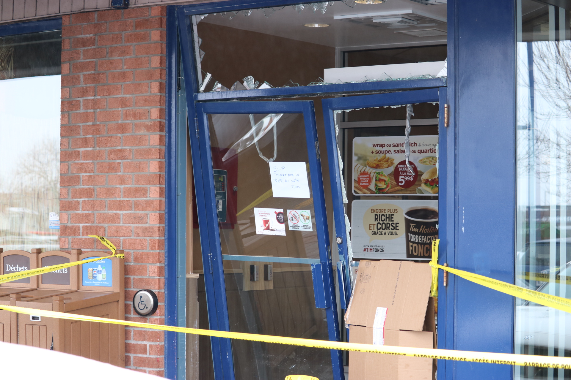 Une voiture défonce un Tim Hortons