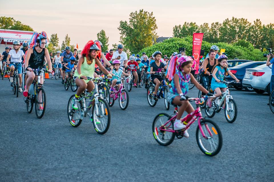 Une randonnée de vélo sous le crépuscule à Brossard