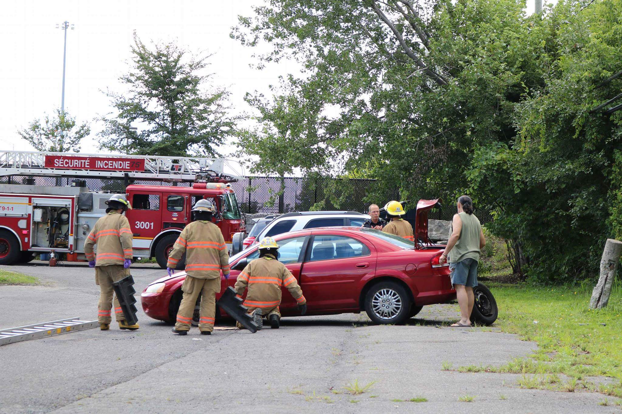 Un octogénaire retrouvé coincé sous son véhicule