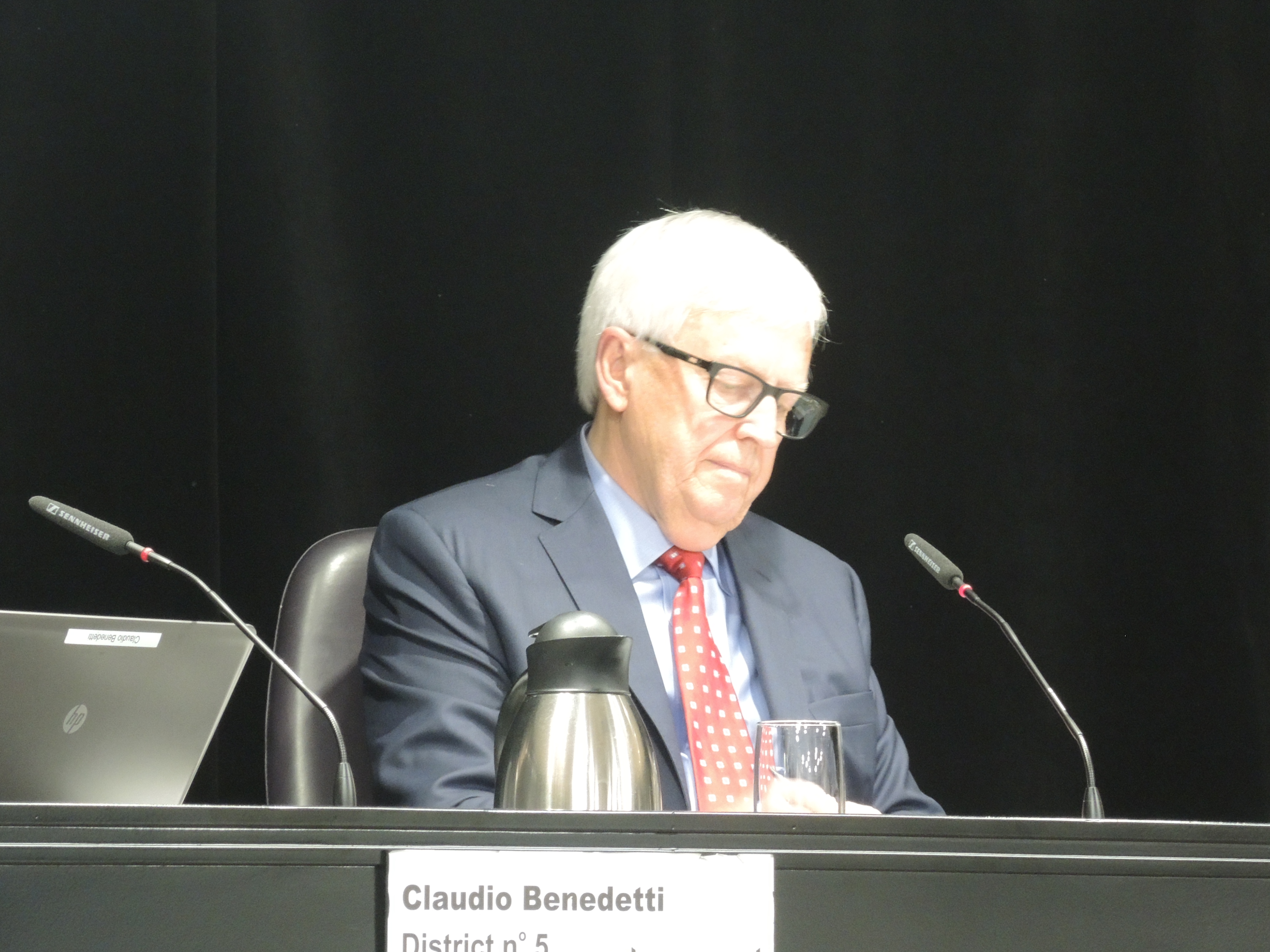 Publicité partisane: la Commission municipale réprimande Paul Leduc