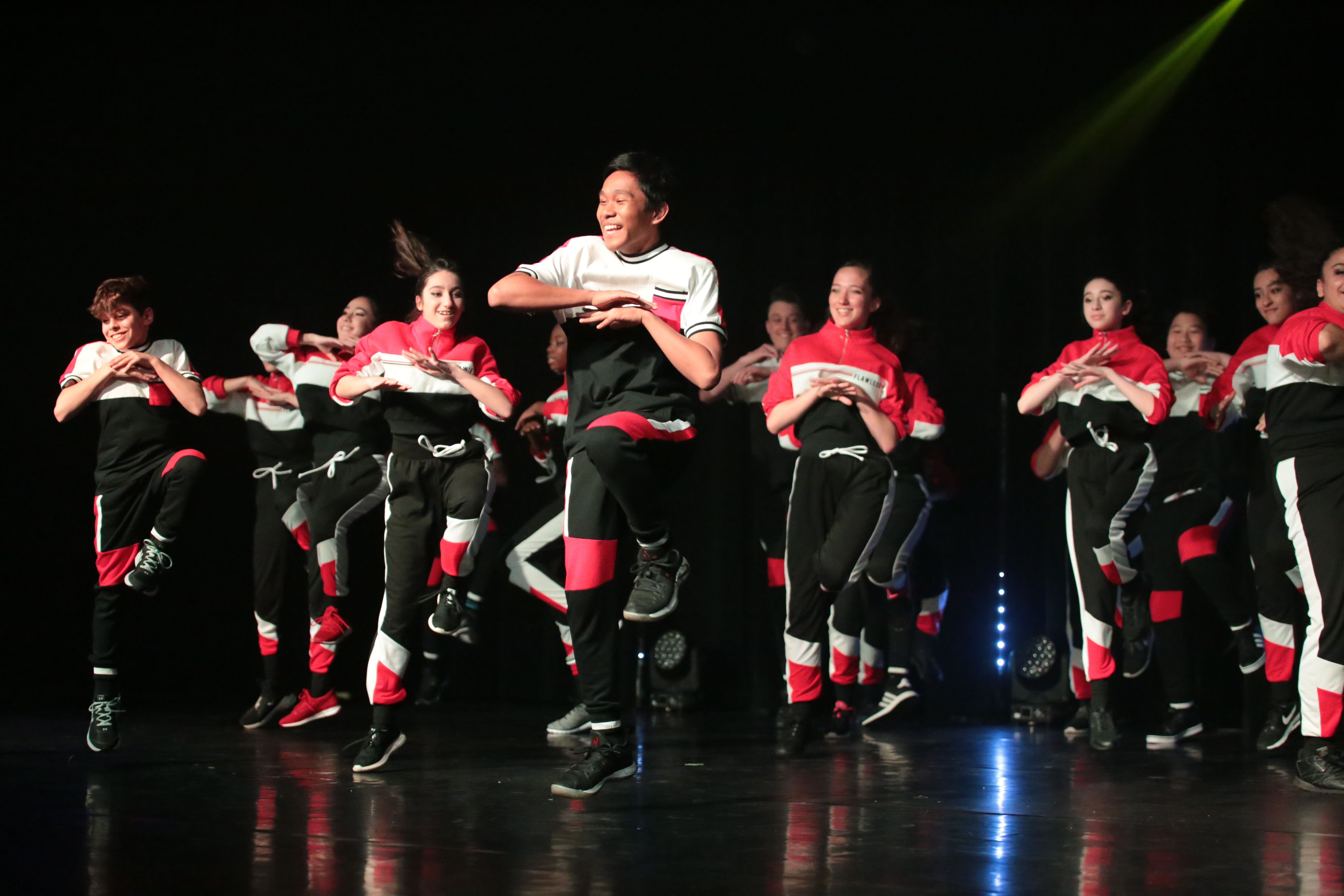 Des élèves d’Antoine-Brossard présentent le spectacle de danse 100 mots