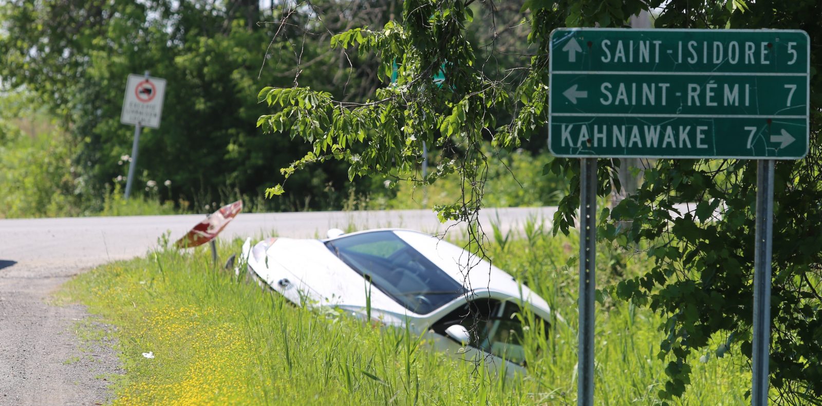 Dans le fossé à cause d’une marmotte