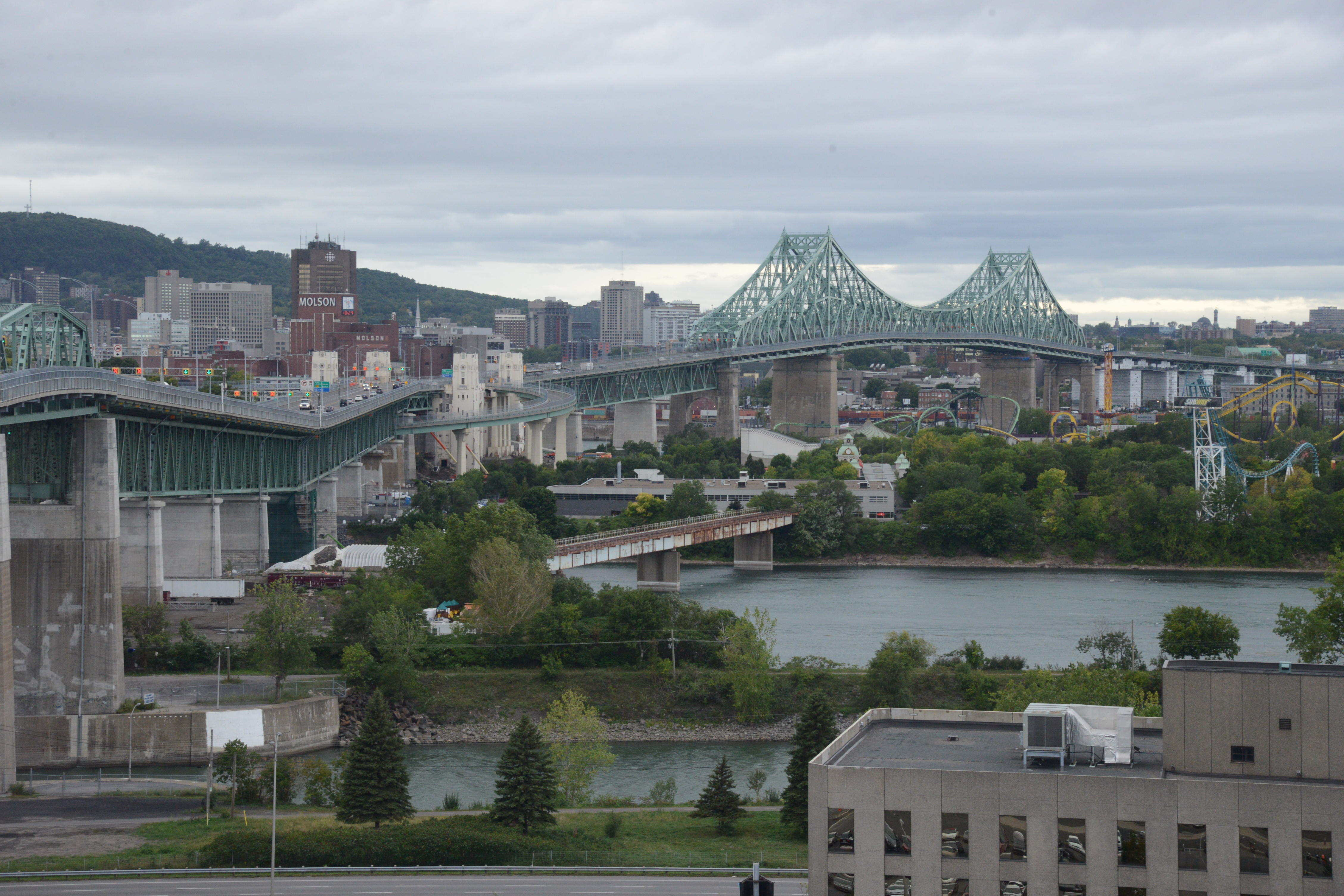 Pont Jacques-Cartier : trottoir en partie fermé