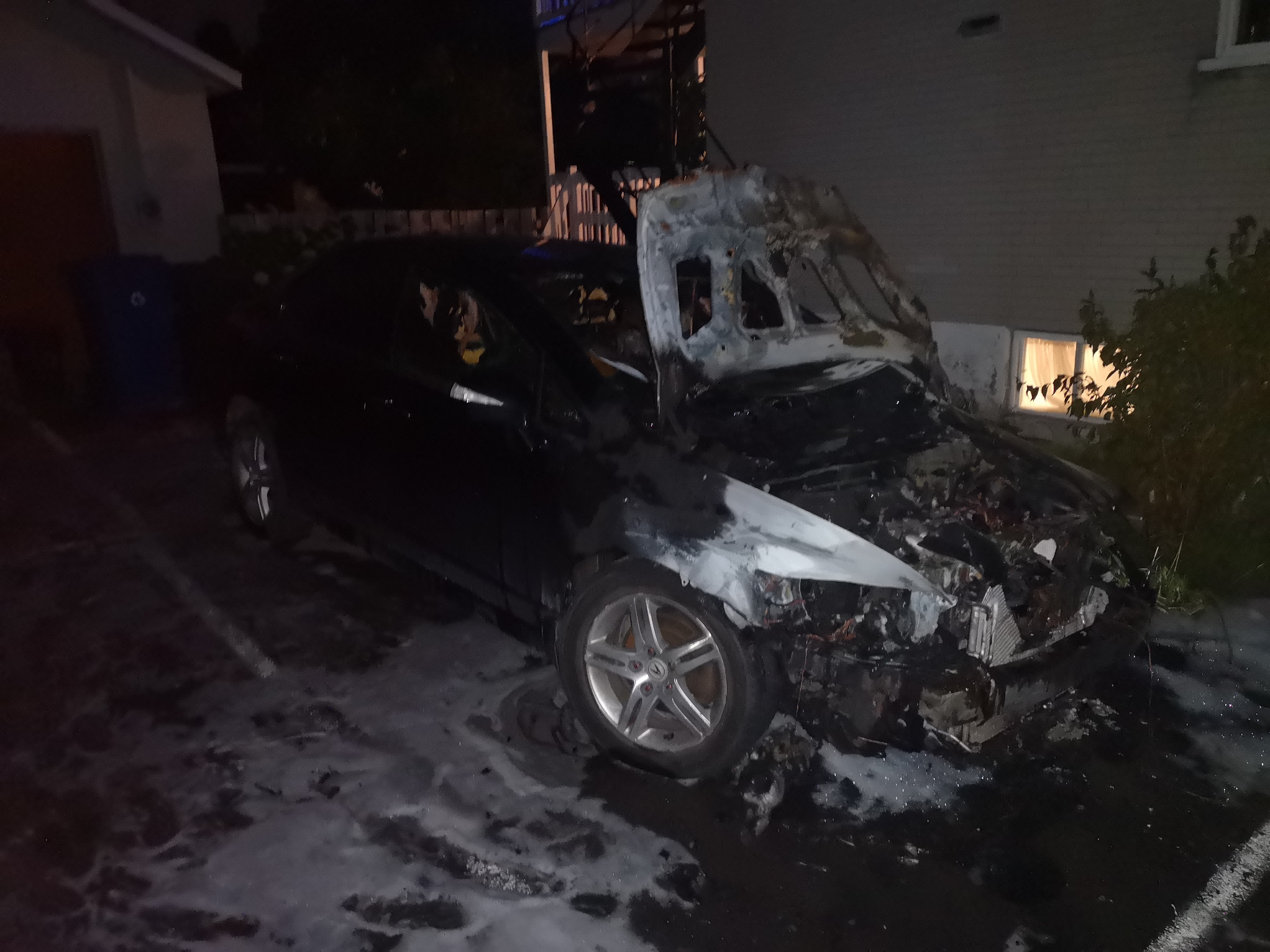 Une voiture en flammes dans le stationnement d&rsquo;une résidence à Saint-Hubert
