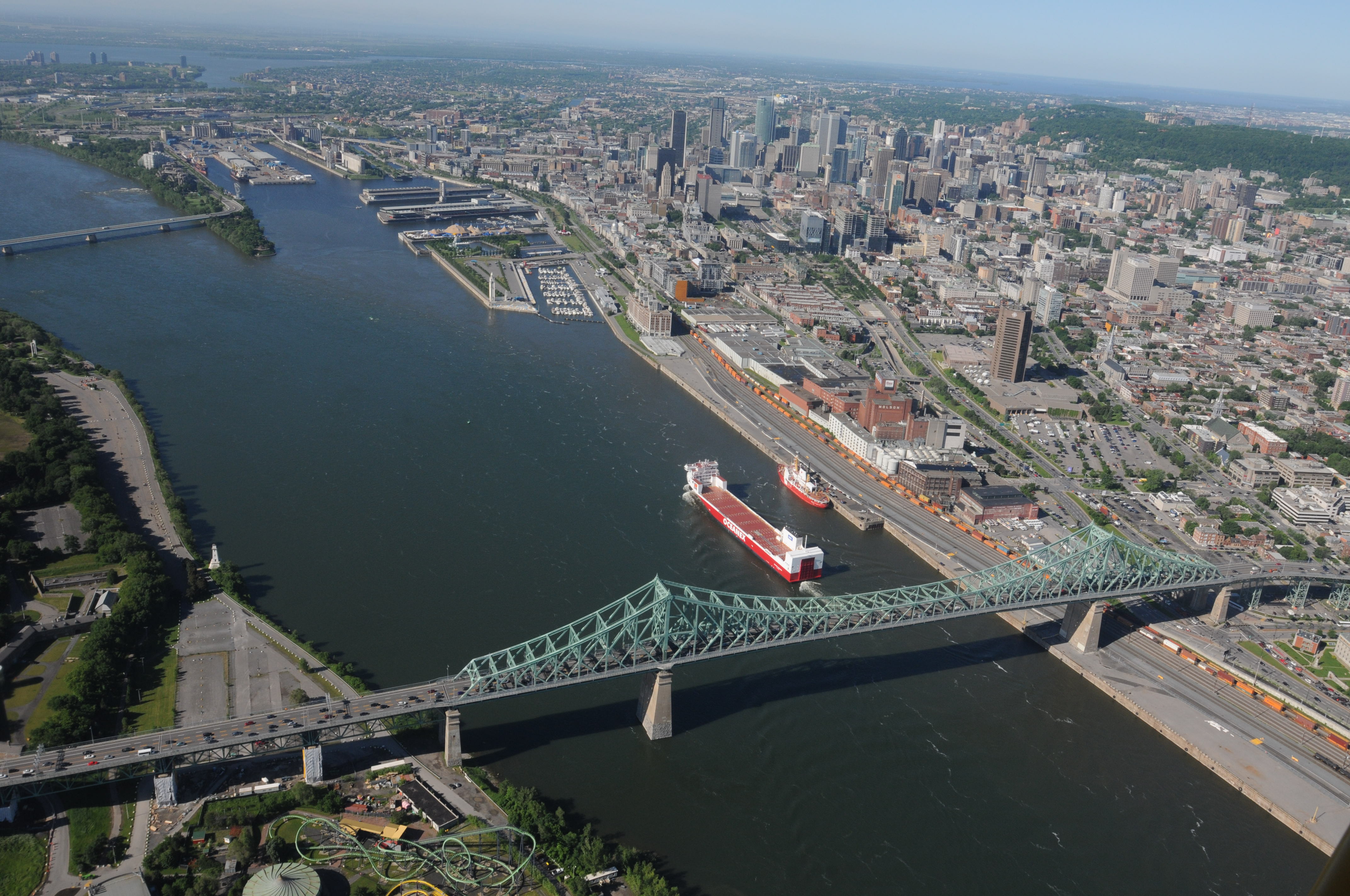 Manifestation d’agriculteurs : cortège de tracteurs sur le pont Jacques-Cartier