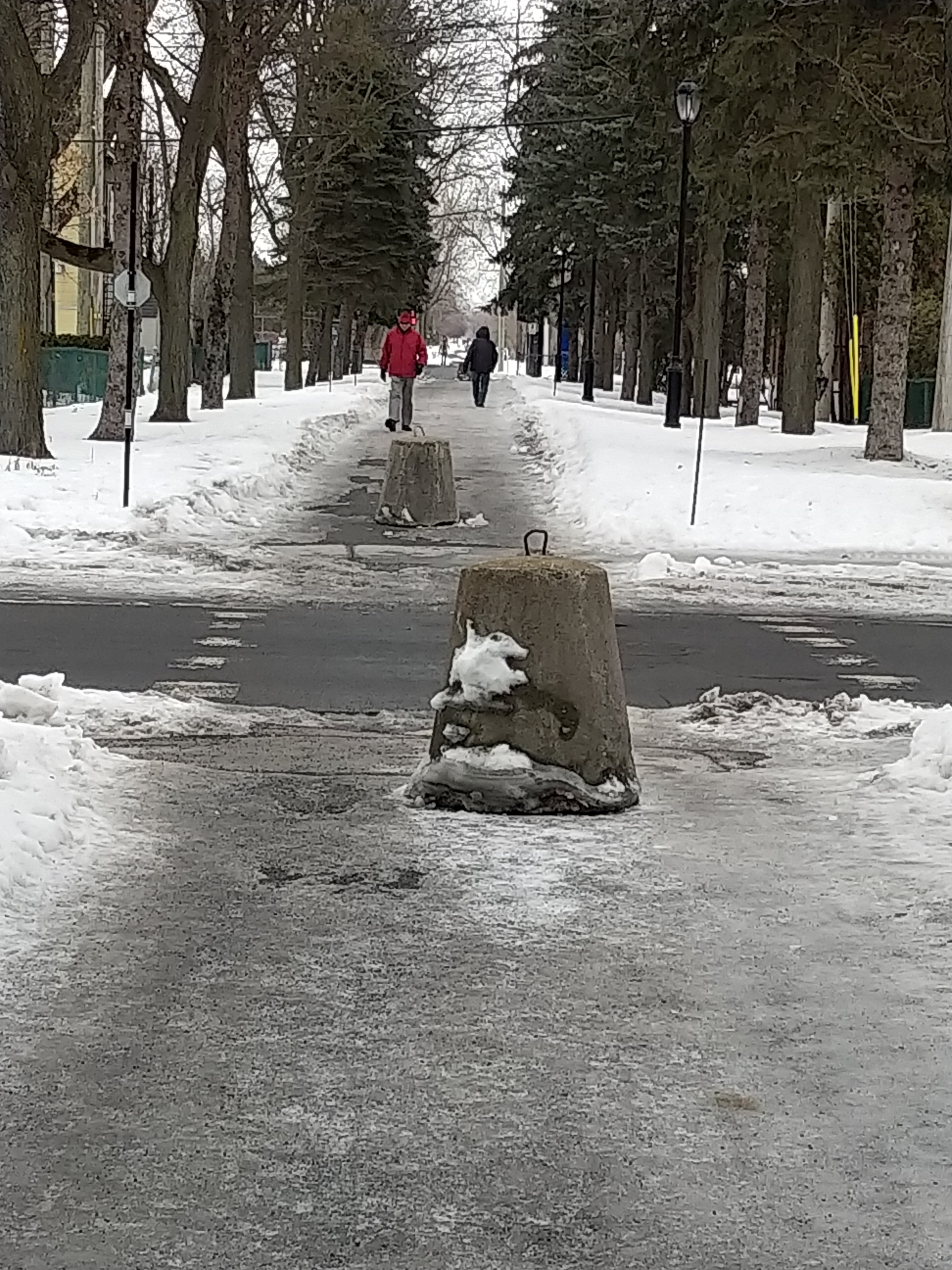 Parc linéaire Desaulniers: des blocs de béton pour empêcher les citoyens de déneiger