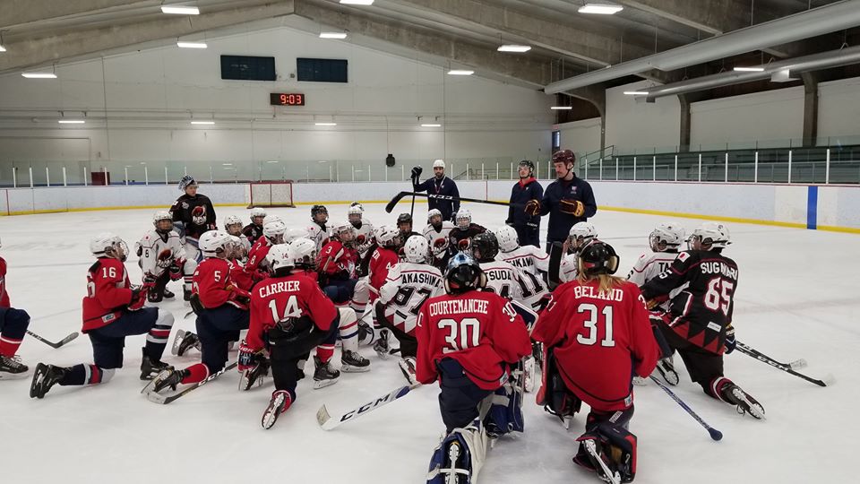 De jeunes hockeyeurs du Japon de passage au collège Français
