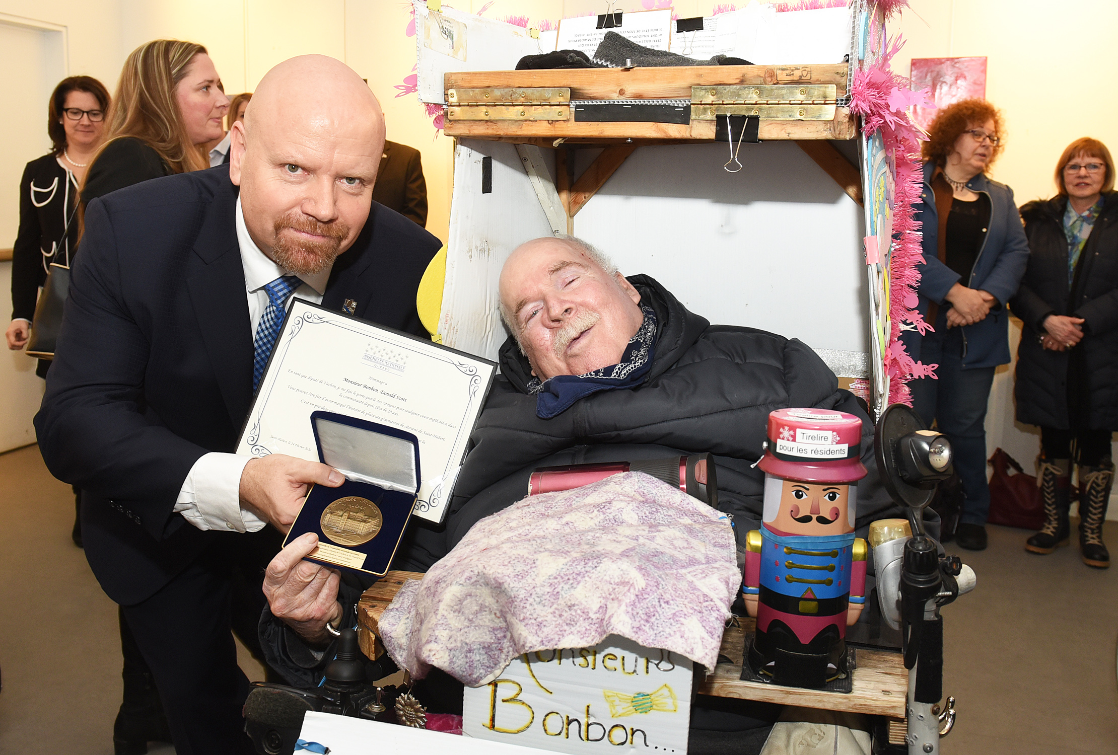 Après des milliers de friandises vendues, Monsieur Bonbon reçoit la médaille de l’Assemblée nationale