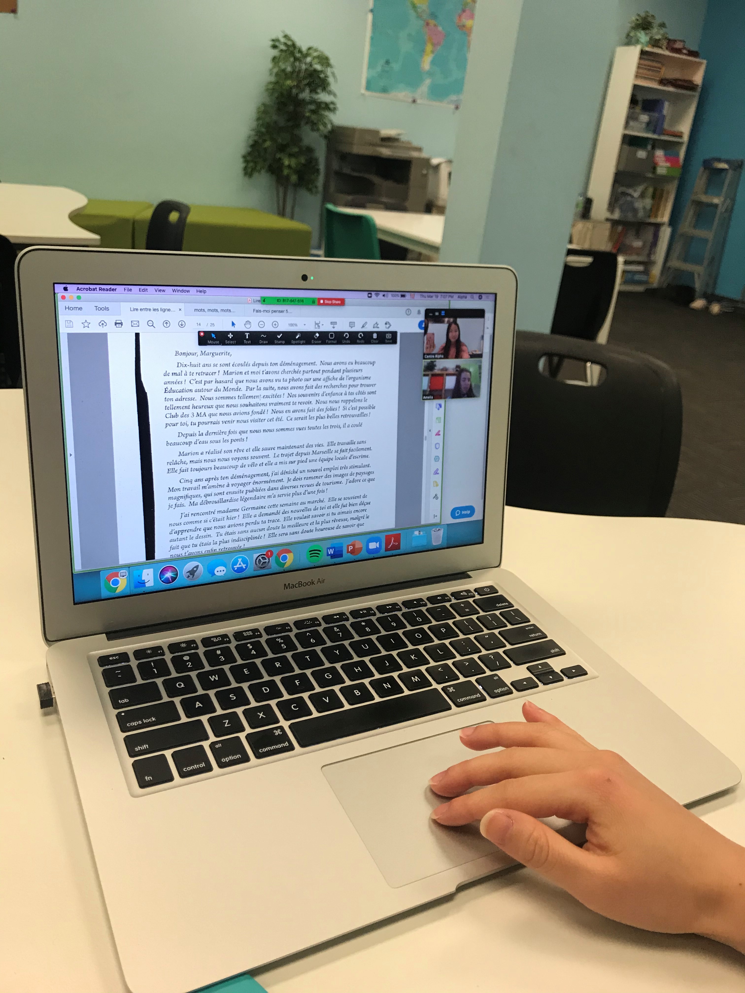 COVID-19: Des classes virtuelles pour retrouver une certaine routine