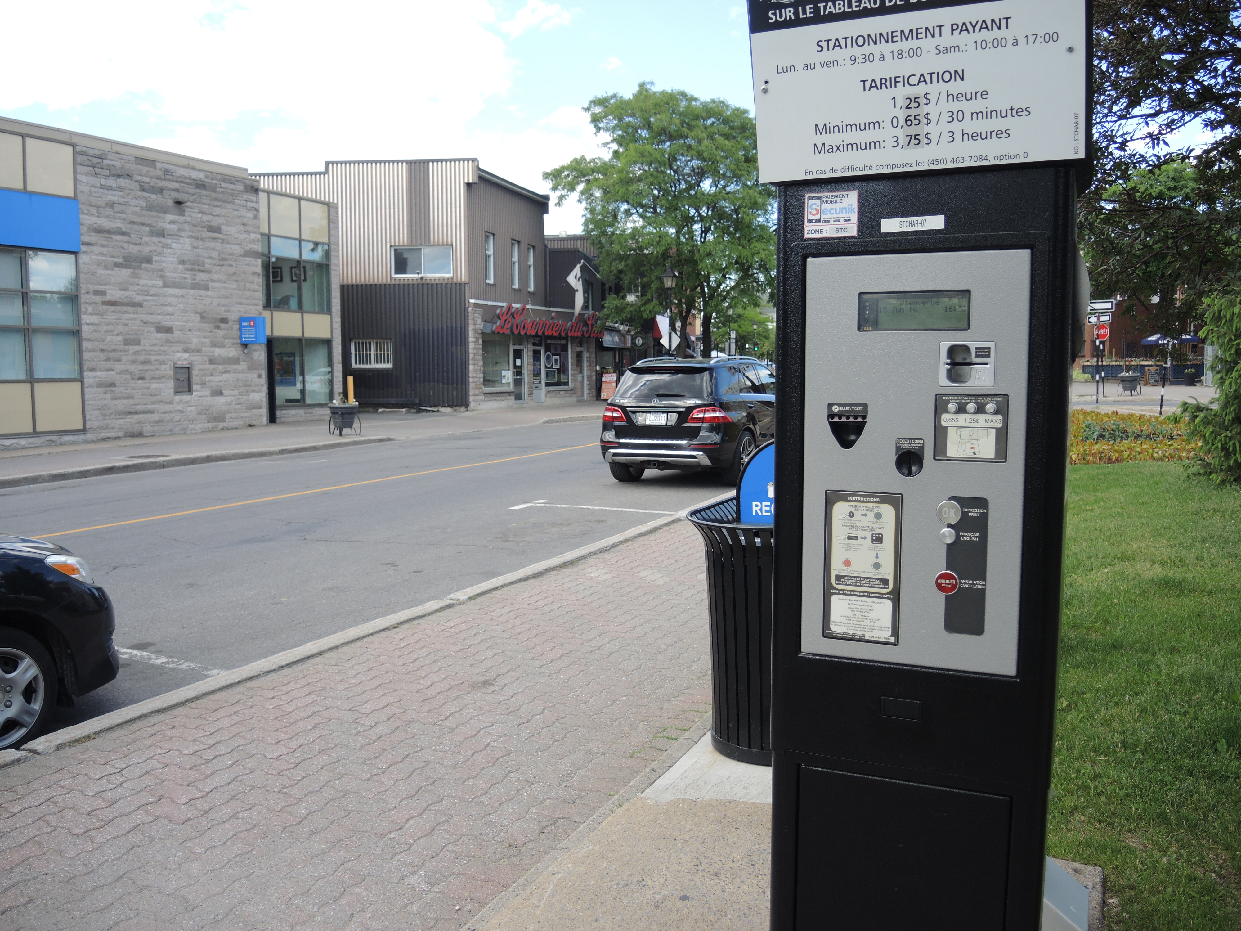 Les stationnements sur la rue Saint-Charles Ouest sont gratuits